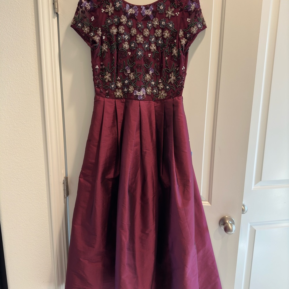 Adrianna Papell evening dress size 6, longer in the back,